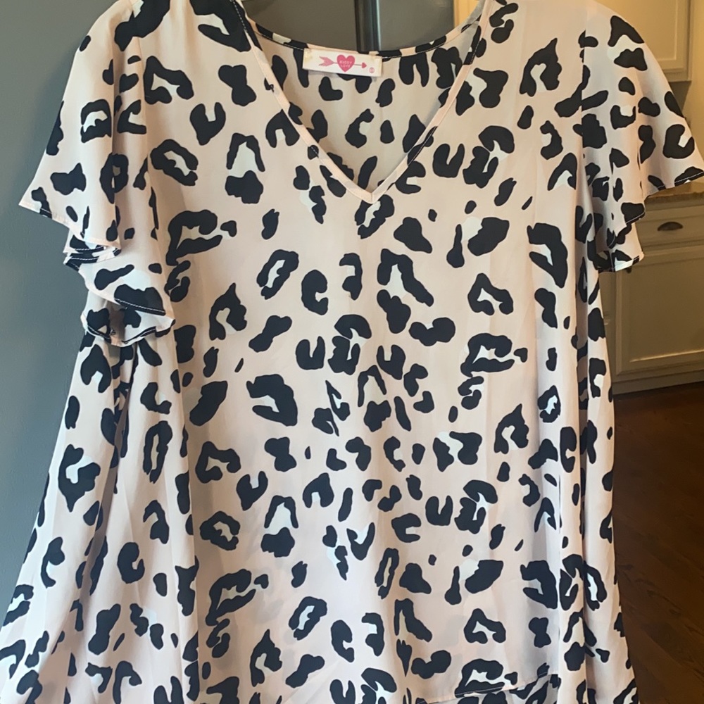 buddy love top size small, fits oversized